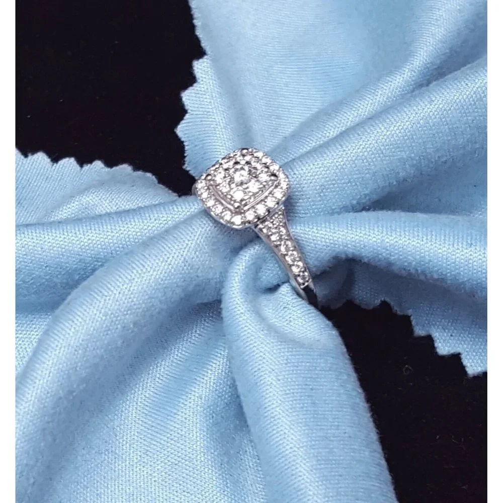 Beautiful 10K Karat Solid White Gold Designer Diamond Cluster Ring - Size 7